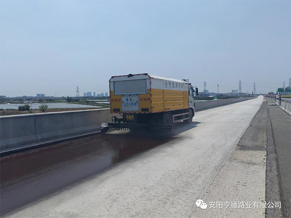 熱烈祝賀我司中江高速稀漿封層、透層試驗段成功