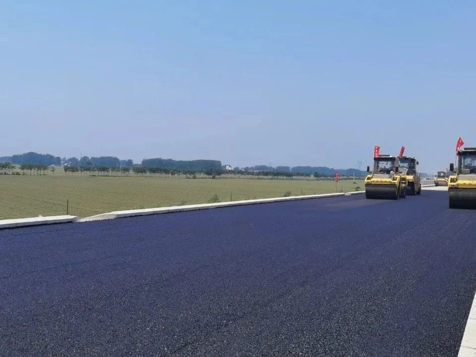 許信高速透層、封層和瀝青下面層試驗(yàn)段攤鋪圓 滿成功